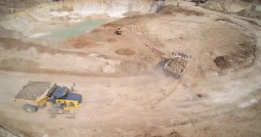Büyük taş ocaklarına aşırı yüklenmiş çöp kamyonları