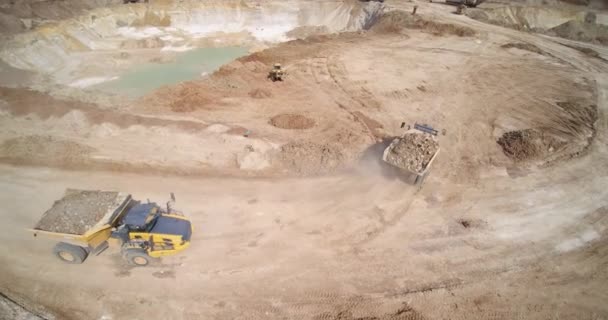 camions à benne basculante avec entraînement au sol à grande carrière 