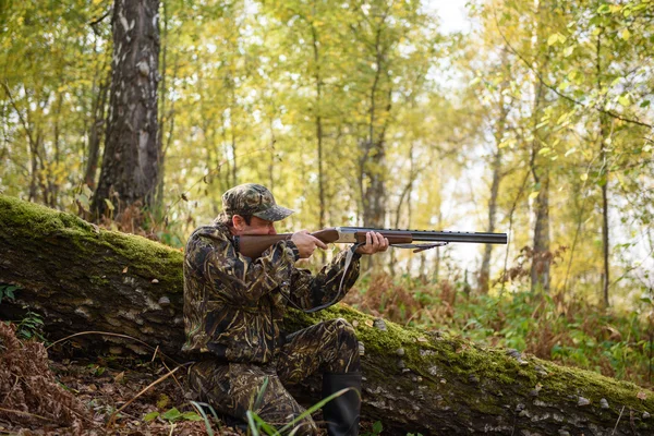 Hunter con un arma en el bosque de otoño — Foto de Stock