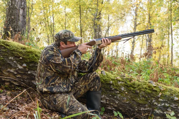 Hunter s pistolí v podzimním lese — Stock fotografie