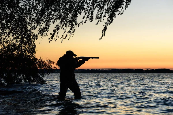 Hunter silhuett i solnedgången — Stockfoto