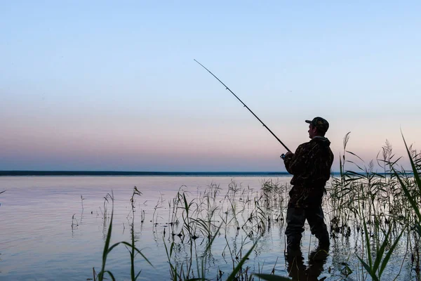 夕暮れ時の漁師のシルエット — ストック写真