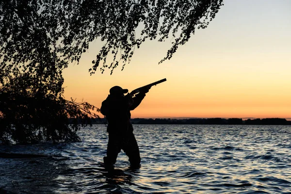 Hunter silhuett i solnedgången — Stockfoto