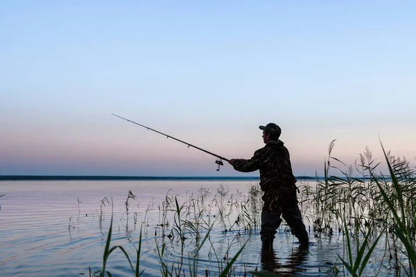 Silhouette da pescatore al tramonto — Foto Stock