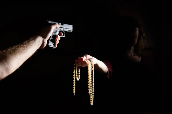 Criminal threatening with gun Woman robs. — Stock Photo, Image