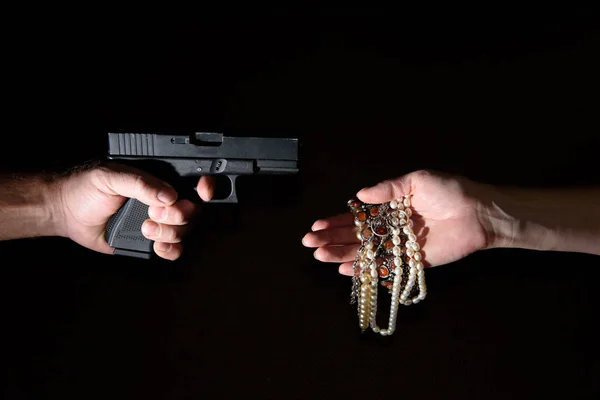 Criminal threatening with gun Woman robs. — Stock Photo, Image