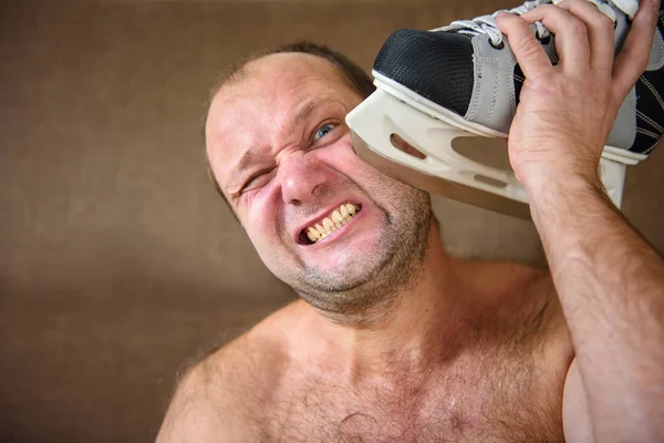 Muž holí skate — Stock fotografie