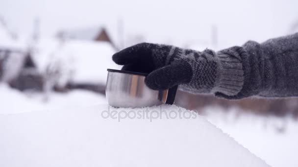 Mann gießt Tee aus Thermoskanne in Tasse — Stockvideo