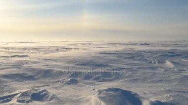 Bir kar fırtınası sırasında sınırsız buzlu manzara
