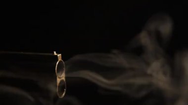 Kaval av tüfeği şort ateş sonra duman.