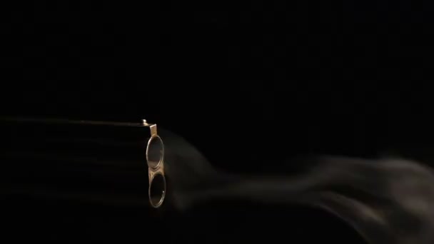 Дим зі стовбурів гладкоствольної мисливської гвинтівки після пострілу . — стокове відео