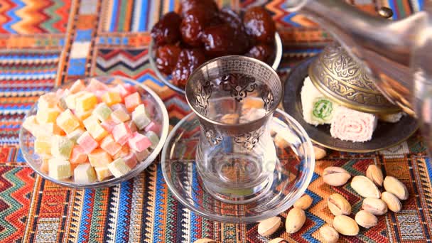 从一个在传统菜肴的金属茶壶倒了土耳其茶 — 图库视频影像