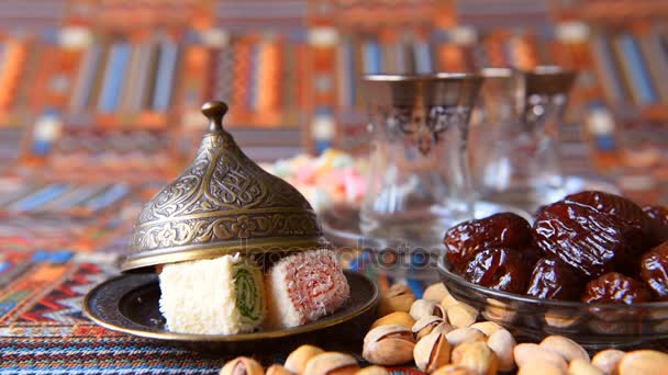Té turco vertido de una tetera de metal en platos tradicionales — Vídeo de stock