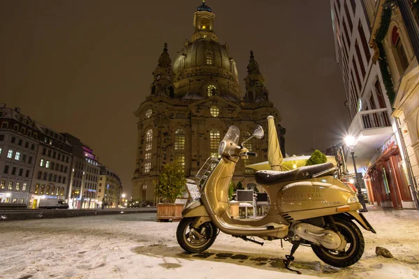 Scooter enneigé en hiver — Photo