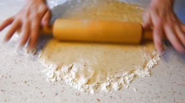 Hamur merdaneyle sarılmış.