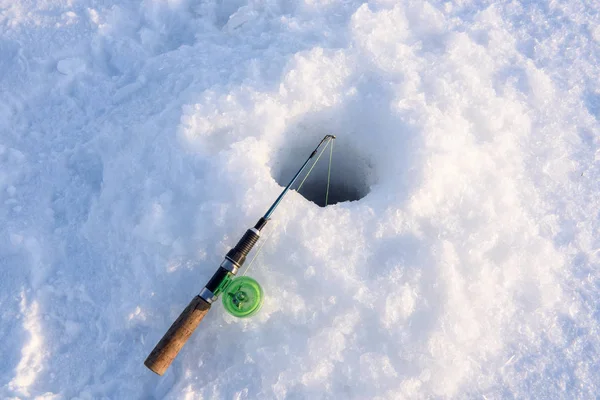 冬の釣り竿にある約穴. — ストック写真