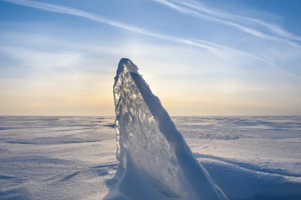 Blocos de gelo brilhando ao sol, neve, geada, superfície de água congelada . — Fotografia de Stock