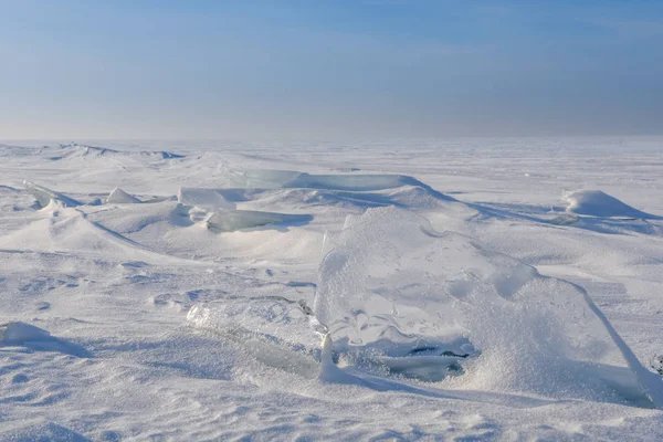 Bloques de hielo brillando al sol, nieve, heladas, superficie de agua congelada . —  Fotos de Stock