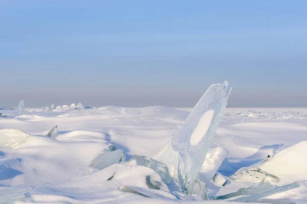 Pırıl pırıl güneş, kar, buz, donmuş su yüzeyinin buz blokları. — Stok fotoğraf