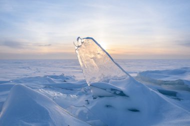 Pırıl pırıl güneş, kar, buz, donmuş su yüzeyinin buz blokları.