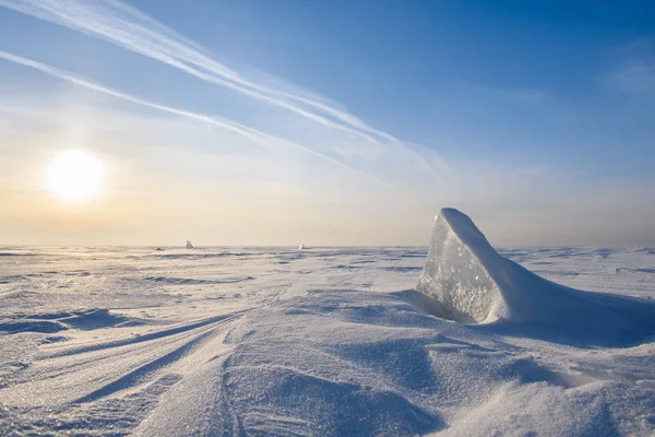 Blocs de glace brillants au soleil, neige, gel, surface de l'eau gelée . — Photo