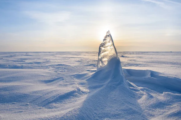 Blocos de gelo brilhando ao sol, neve, geada, superfície de água congelada . — Fotografia de Stock