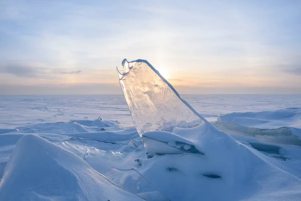 Bloques de hielo brillando al sol, nieve, heladas, superficie de agua congelada . — Foto de Stock