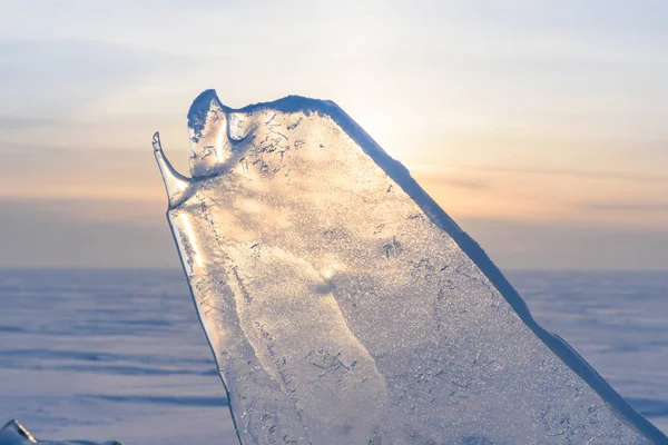 Blocs de glace brillants au soleil, neige, gel, surface de l'eau gelée . — Photo