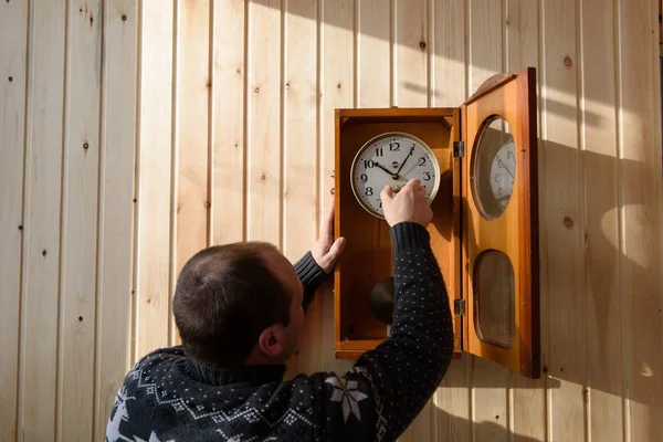 남자 바람 기계식 시계 — 스톡 사진
