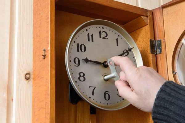 Un hombre termina un reloj mecánico —  Fotos de Stock