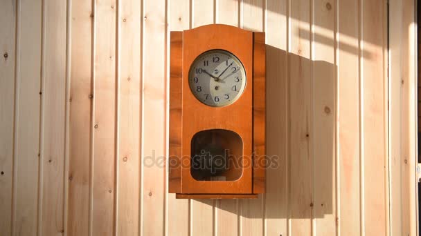 Механические часы в деревянном корпусе — стоковое видео