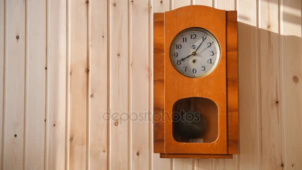 Reloj mecánico en una caja de madera — Vídeos de Stock