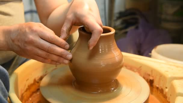 Potter makes a pot of clay. — Stock Video