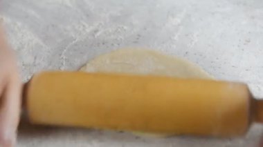 Bir kadın bir pasta lahana ile hazırlar.