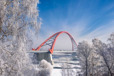 Köprünün diğer tarafında nehir Ob yılında Novosibirsk.