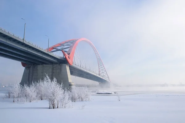 ノヴォシビルスクでの Ob 川に架かる橋. — ストック写真