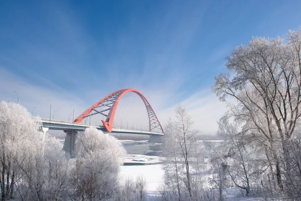 Köprünün diğer tarafında nehir Ob yılında Novosibirsk.