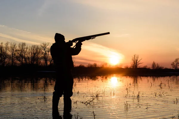 Hunter bij zonsondergang. — Stockfoto