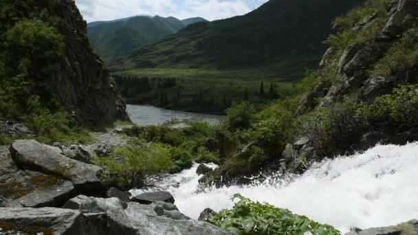 Ein Gebirgsbach fließt in die Berge — Stockvideo