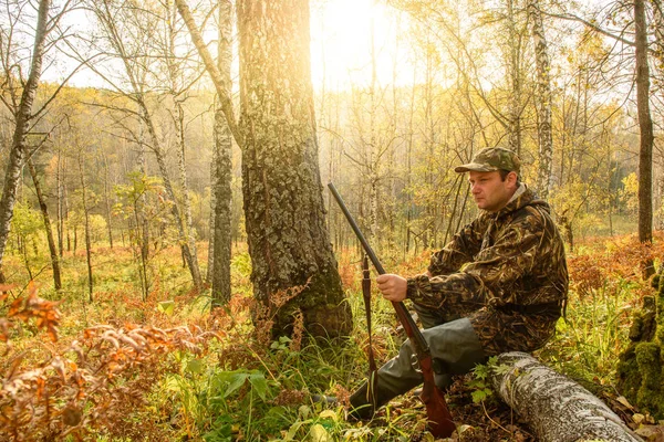 El cazador descansa en el bosque . — Foto de Stock