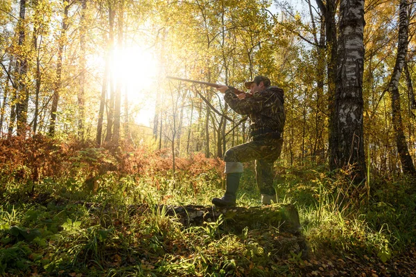 Hunter al amanecer . — Foto de Stock