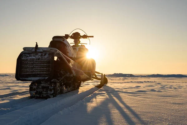 Snowmobile Fica Neve Pôr Sol — Fotografia de Stock