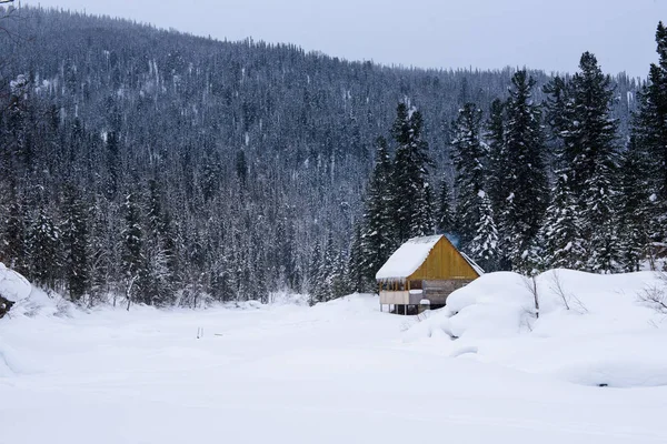 Зима Будинок Горах Березі Замерзлої Річки — стокове фото