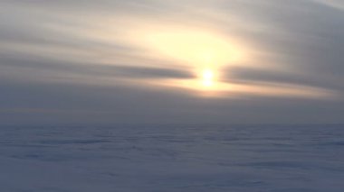 Karmobil göl buz üzerinde günbatımında bırakır..