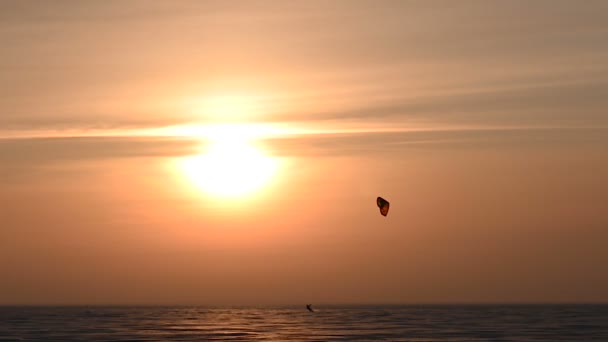 Atleta Con Una Cometa Nieve Esquiando Superficie Lago Congelado Atardecer — Vídeos de Stock