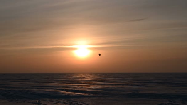 Atleta Com Esqui Pipa Neve Superfície Lago Congelado Pôr Sol — Vídeo de Stock