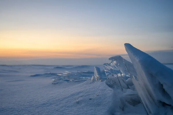 Ijsplaten Het Oppervlak Van Een Bevroren Baai Bij Zonsondergang — Stockfoto