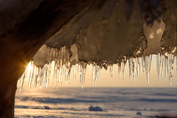 Gün Batımında Donmuş Bir Gölün Kıyısında Buz Saçakları — Stok fotoğraf