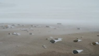 Kar fırtınası, deniz kıyısı, güçlü rüzgar kar tanelerini taşır.