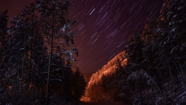 Paisagem Inverno Nas Montanhas Rio Congelado Flui Estrelas Giram Céu — Vídeo de Stock